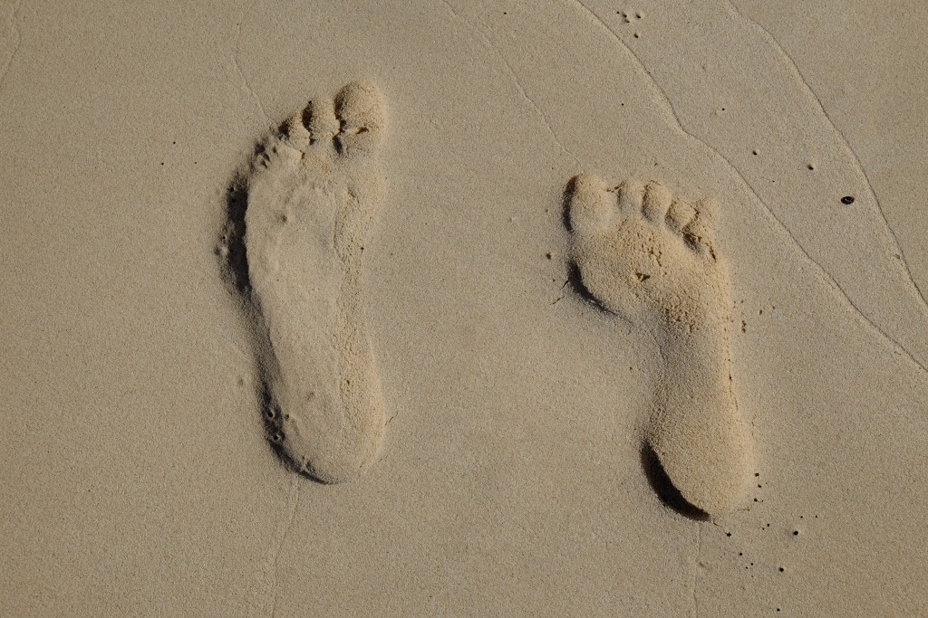 Marque de pieds sur le sable